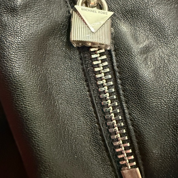 Michael Kors small Black Leather Gloves with Silver Zipper - Picture 4 of 10